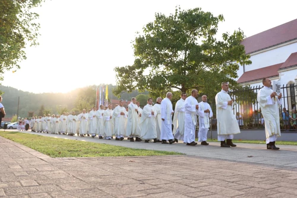 HODOČAŠĆE U VOĆIN: Euharistijskim slvljem i zavjetnom procesijom proslavljena Nebeska Majka