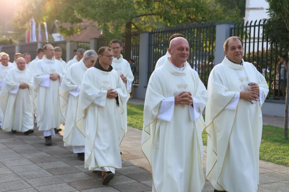 HODOČAŠĆE U VOĆIN: Euharistijskim slvljem i zavjetnom procesijom proslavljena Nebeska Majka