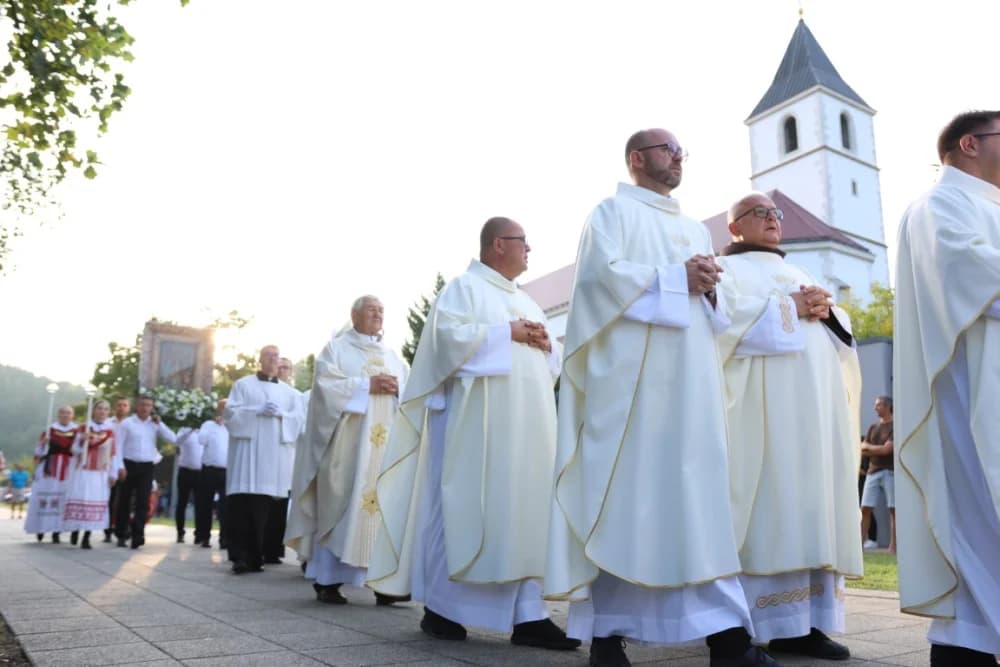 HODOČAŠĆE U VOĆIN: Euharistijskim slvljem i zavjetnom procesijom proslavljena Nebeska Majka