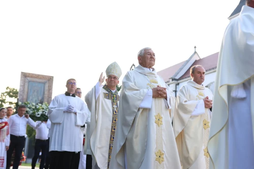 HODOČAŠĆE U VOĆIN: Euharistijskim slvljem i zavjetnom procesijom proslavljena Nebeska Majka