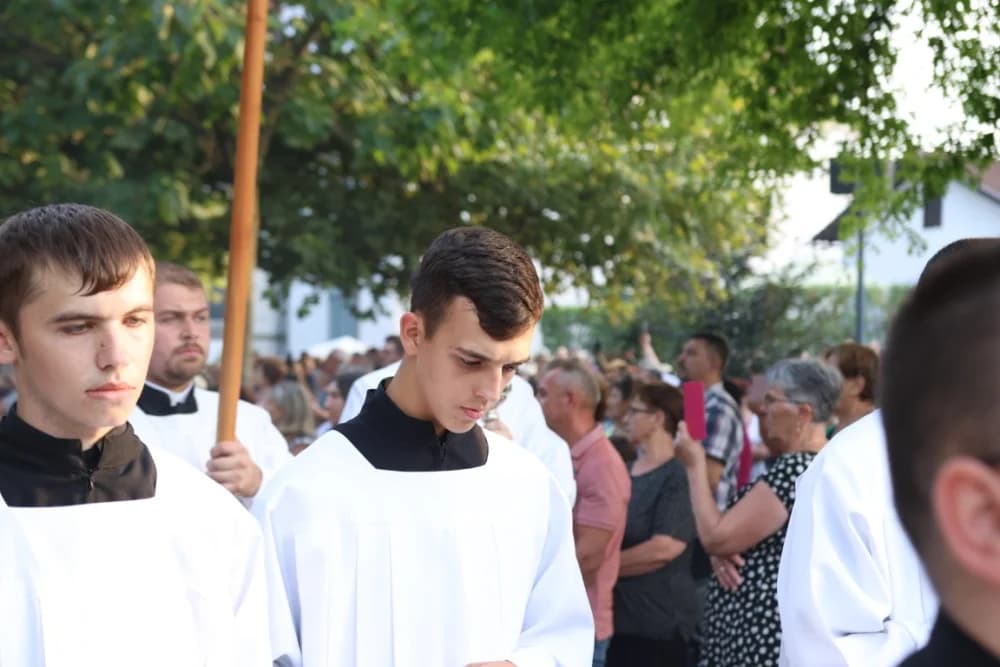 HODOČAŠĆE U VOĆIN: Euharistijskim slvljem i zavjetnom procesijom proslavljena Nebeska Majka