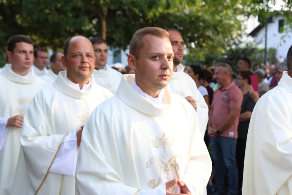 HODOČAŠĆE U VOĆIN: Euharistijskim slvljem i zavjetnom procesijom proslavljena Nebeska Majka