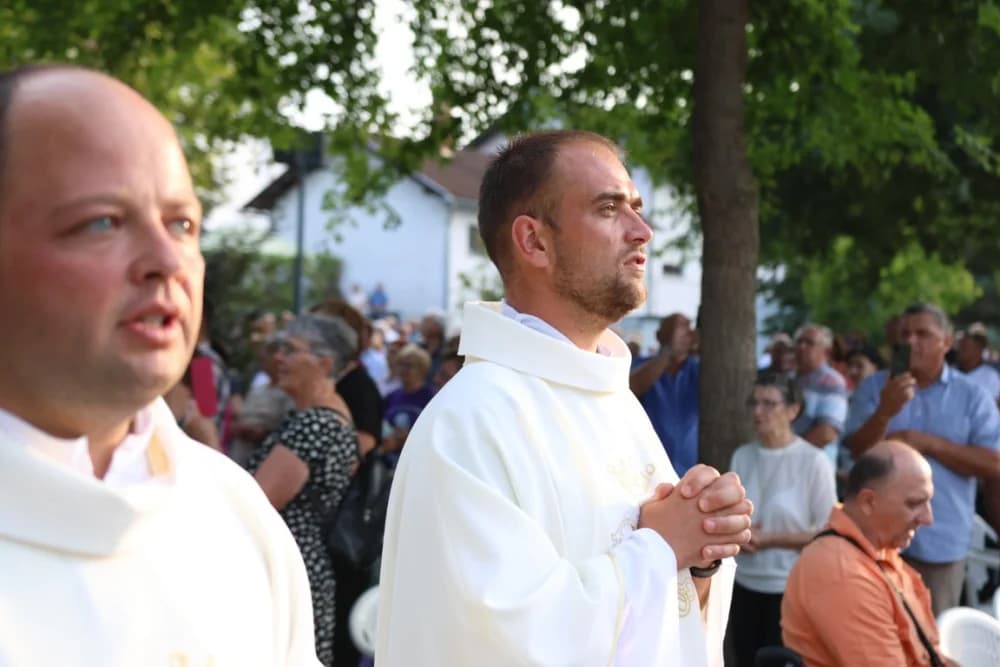 HODOČAŠĆE U VOĆIN: Euharistijskim slvljem i zavjetnom procesijom proslavljena Nebeska Majka