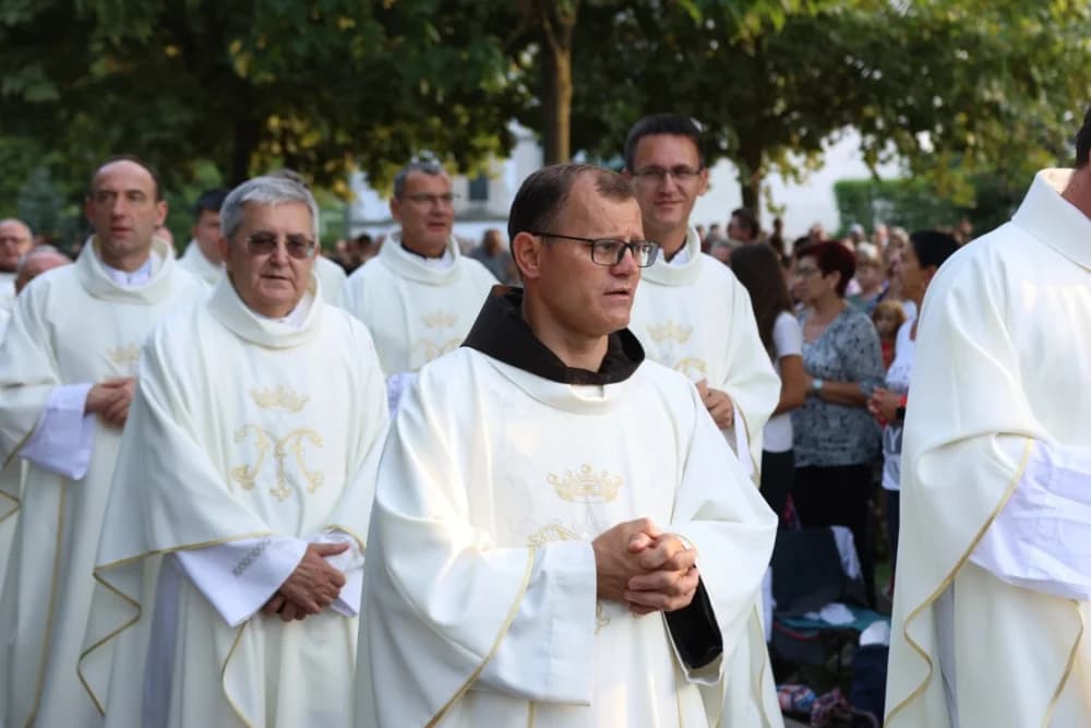 HODOČAŠĆE U VOĆIN: Euharistijskim slvljem i zavjetnom procesijom proslavljena Nebeska Majka
