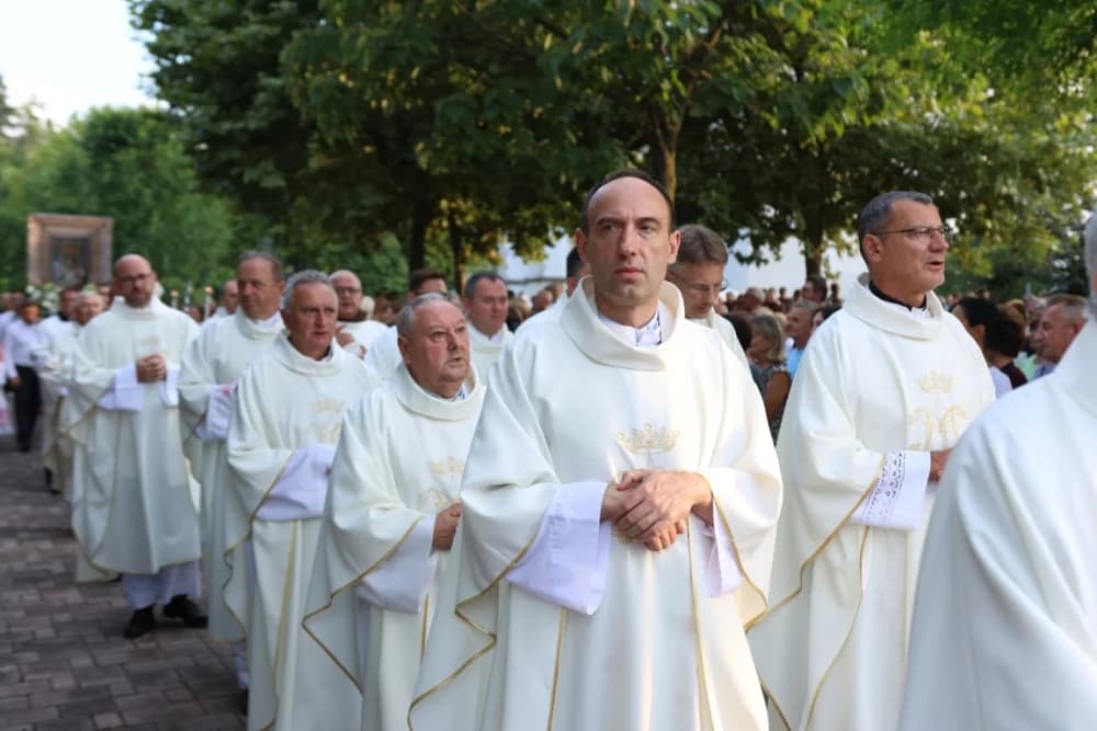HODOČAŠĆE U VOĆIN: Euharistijskim slvljem i zavjetnom procesijom proslavljena Nebeska Majka