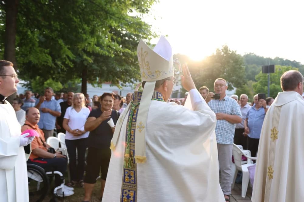 HODOČAŠĆE U VOĆIN: Euharistijskim slvljem i zavjetnom procesijom proslavljena Nebeska Majka