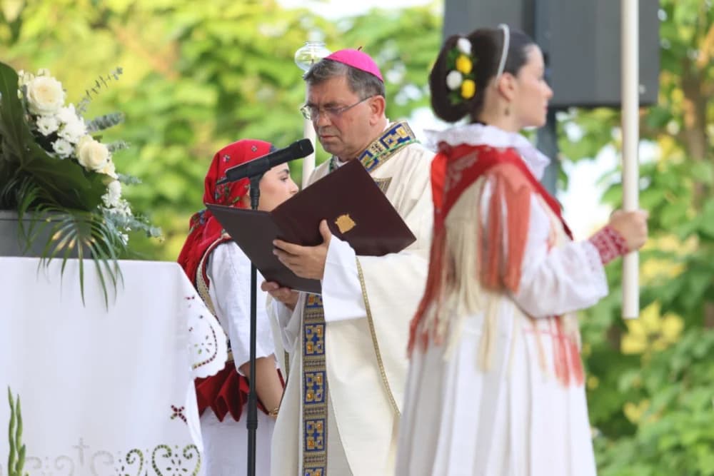 HODOČAŠĆE U VOĆIN: Euharistijskim slvljem i zavjetnom procesijom proslavljena Nebeska Majka