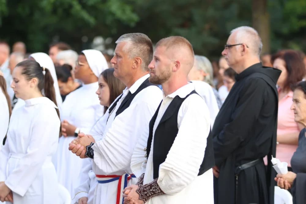 HODOČAŠĆE U VOĆIN: Euharistijskim slvljem i zavjetnom procesijom proslavljena Nebeska Majka
