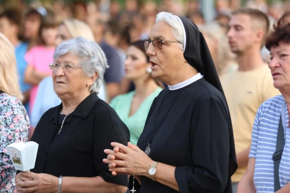 HODOČAŠĆE U VOĆIN: Euharistijskim slvljem i zavjetnom procesijom proslavljena Nebeska Majka