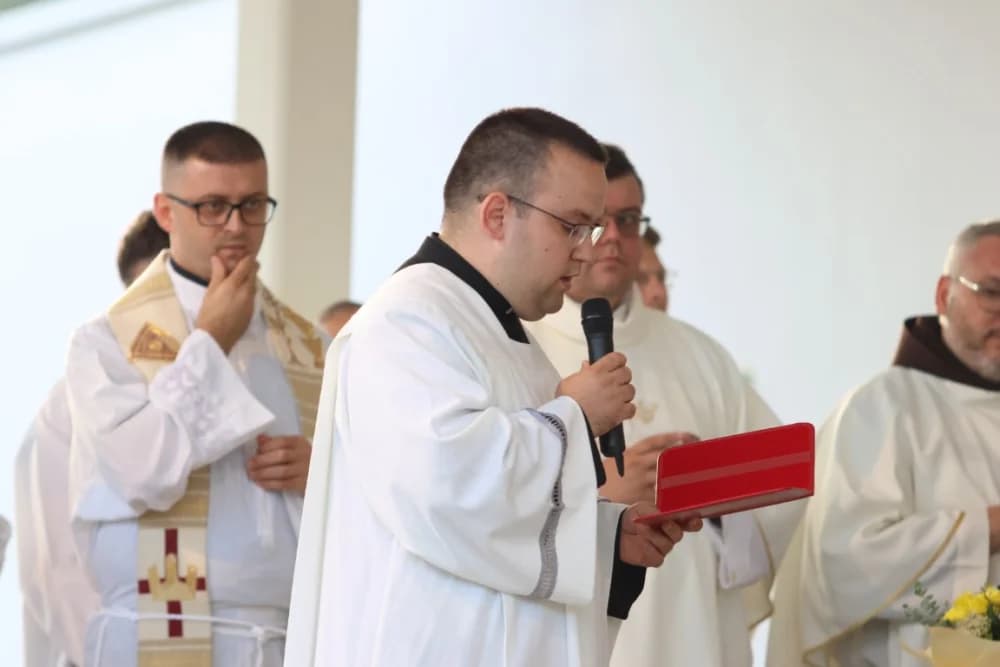 HODOČAŠĆE U VOĆIN: Euharistijskim slvljem i zavjetnom procesijom proslavljena Nebeska Majka