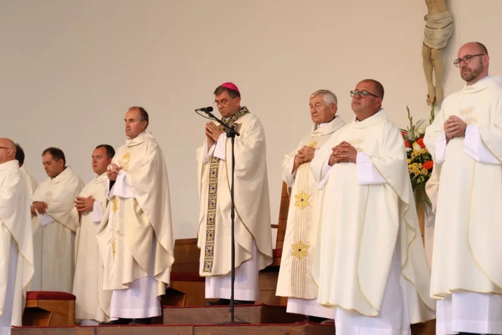HODOČAŠĆE U VOĆIN: Euharistijskim slvljem i zavjetnom procesijom proslavljena Nebeska Majka