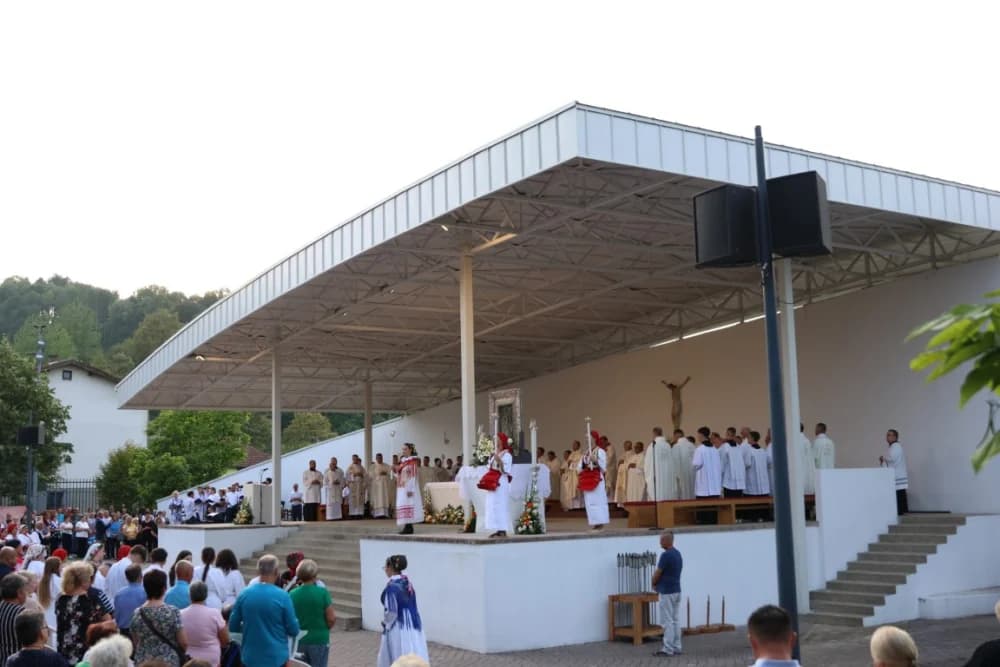 HODOČAŠĆE U VOĆIN: Euharistijskim slvljem i zavjetnom procesijom proslavljena Nebeska Majka