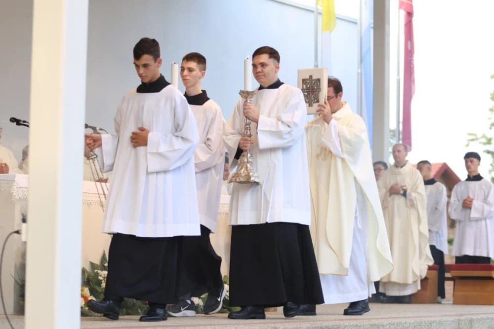 HODOČAŠĆE U VOĆIN: Euharistijskim slvljem i zavjetnom procesijom proslavljena Nebeska Majka
