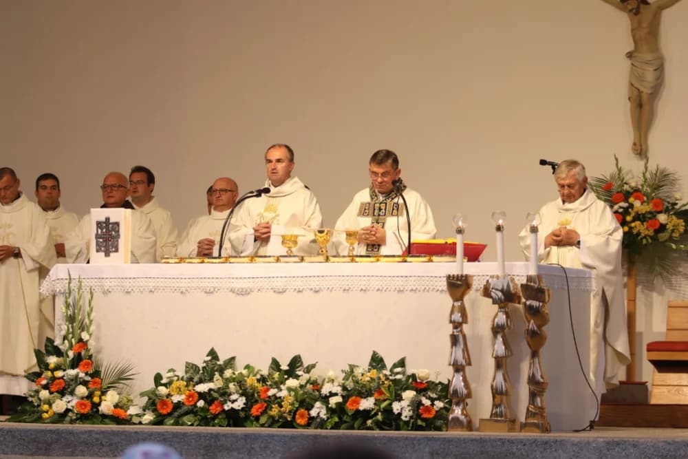 HODOČAŠĆE U VOĆIN: Euharistijskim slvljem i zavjetnom procesijom proslavljena Nebeska Majka