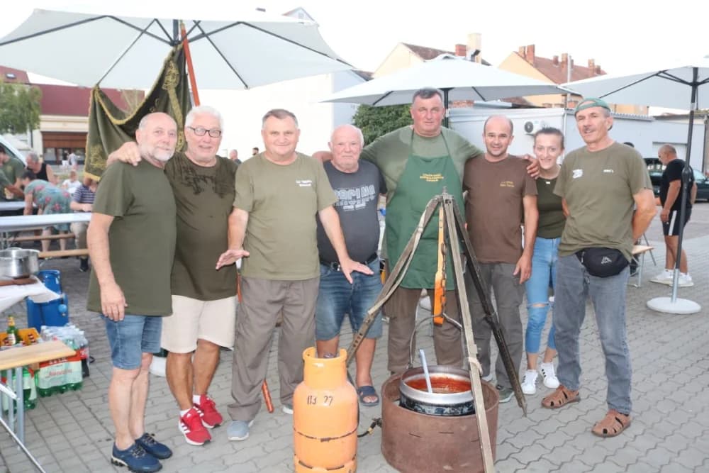 Lovci Starog Topolja skuhali najbolji lovački čobanac ispred ekipa iz Velike Kopanice i Starog Petrovog Sela