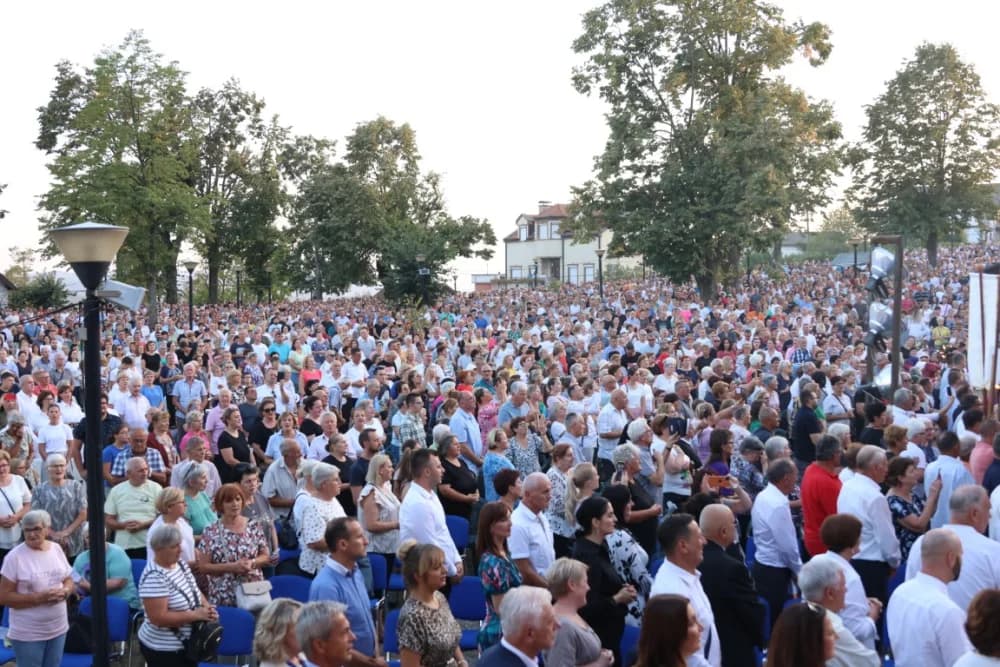 (VELIKA FOTOGALERIJA) Mnoštvo vjernika proslavilo Gospu od suza u Pleternici: „Suze Marijine su svete, a svaka prolivena suza je molitva i vapaj“