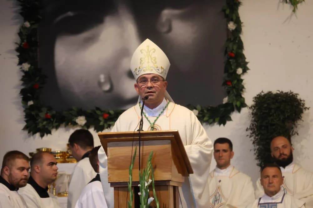 (VELIKA FOTOGALERIJA) Mnoštvo vjernika proslavilo Gospu od suza u Pleternici: „Suze Marijine su svete, a svaka prolivena suza je molitva i vapaj“