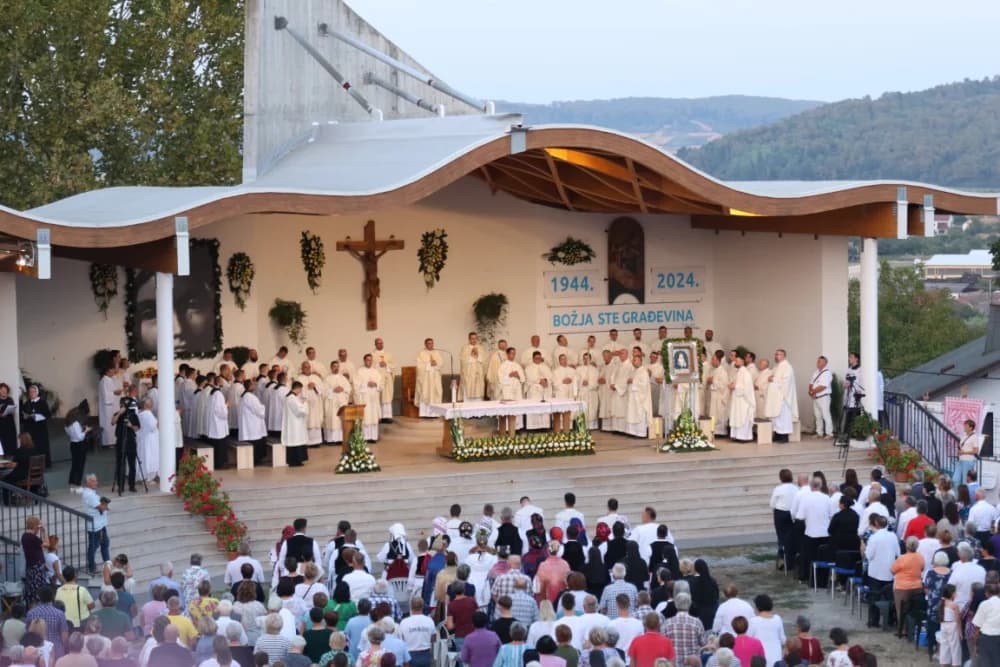 (VELIKA FOTOGALERIJA) Mnoštvo vjernika proslavilo Gospu od suza u Pleternici: „Suze Marijine su svete, a svaka prolivena suza je molitva i vapaj“