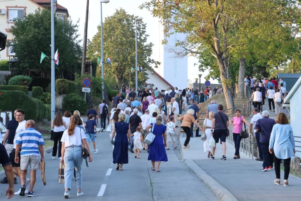 (VELIKA FOTOGALERIJA) Mnoštvo vjernika proslavilo Gospu od suza u Pleternici: „Suze Marijine su svete, a svaka prolivena suza je molitva i vapaj“