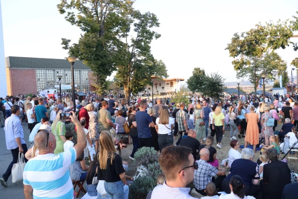 (VELIKA FOTOGALERIJA) Mnoštvo vjernika proslavilo Gospu od suza u Pleternici: „Suze Marijine su svete, a svaka prolivena suza je molitva i vapaj“
