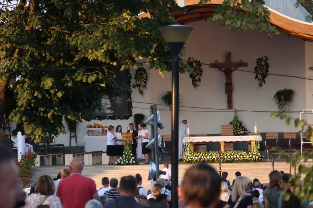 (VELIKA FOTOGALERIJA) Mnoštvo vjernika proslavilo Gospu od suza u Pleternici: „Suze Marijine su svete, a svaka prolivena suza je molitva i vapaj“