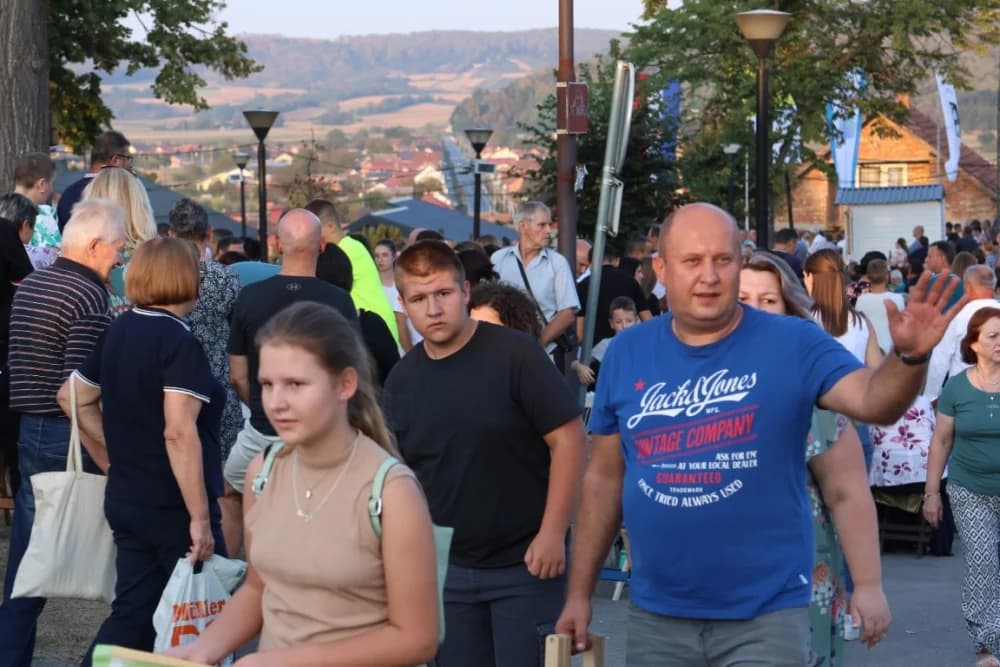 (VELIKA FOTOGALERIJA) Mnoštvo vjernika proslavilo Gospu od suza u Pleternici: „Suze Marijine su svete, a svaka prolivena suza je molitva i vapaj“