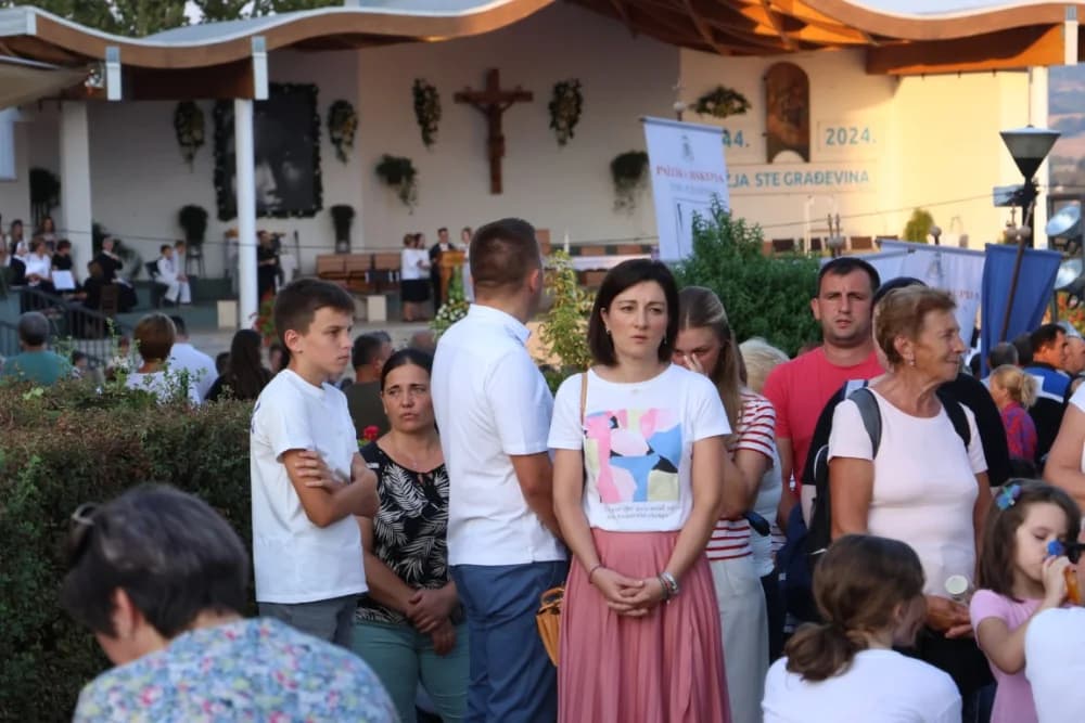 (VELIKA FOTOGALERIJA) Mnoštvo vjernika proslavilo Gospu od suza u Pleternici: „Suze Marijine su svete, a svaka prolivena suza je molitva i vapaj“