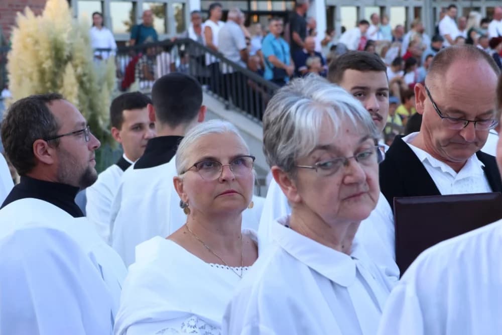(VELIKA FOTOGALERIJA) Mnoštvo vjernika proslavilo Gospu od suza u Pleternici: „Suze Marijine su svete, a svaka prolivena suza je molitva i vapaj“