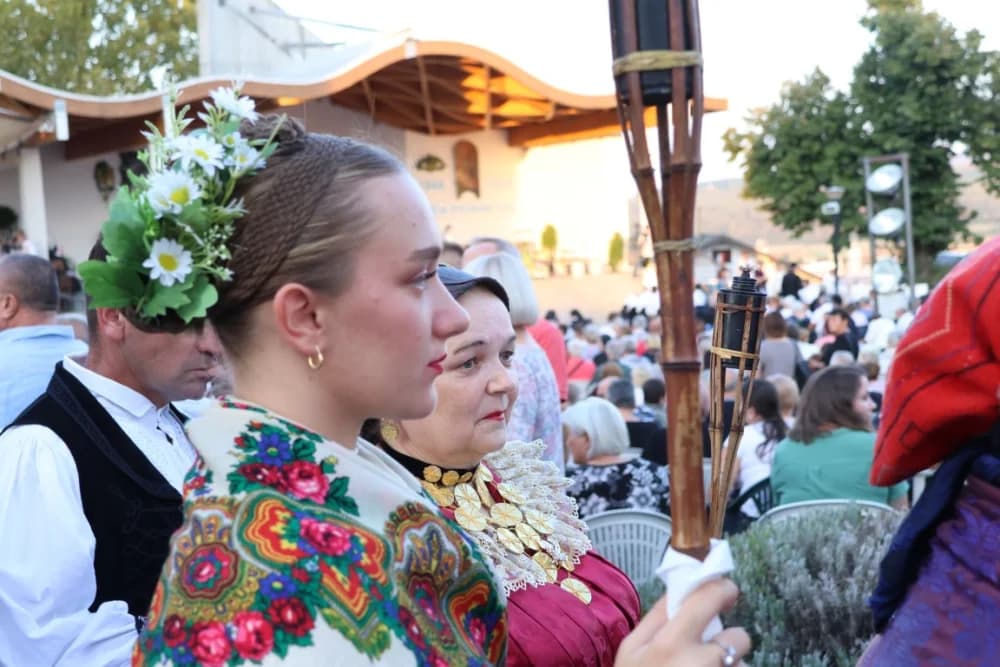 (VELIKA FOTOGALERIJA) Mnoštvo vjernika proslavilo Gospu od suza u Pleternici: „Suze Marijine su svete, a svaka prolivena suza je molitva i vapaj“