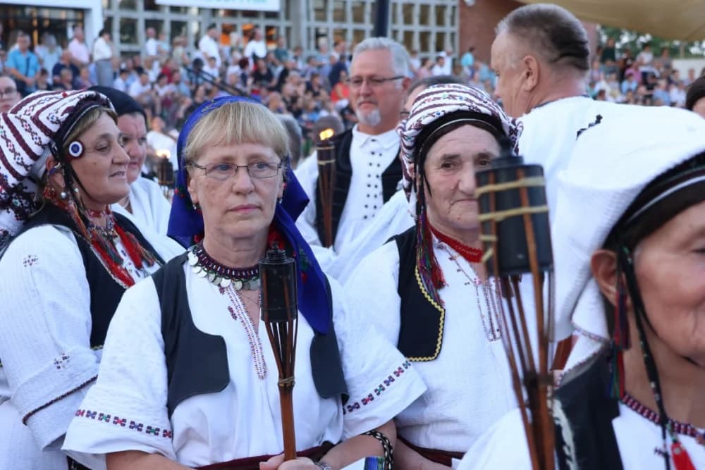 (VELIKA FOTOGALERIJA) Mnoštvo vjernika proslavilo Gospu od suza u Pleternici: „Suze Marijine su svete, a svaka prolivena suza je molitva i vapaj“