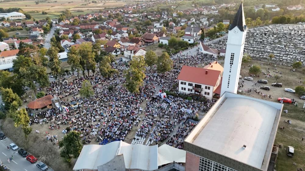 (VELIKA FOTOGALERIJA) Mnoštvo vjernika proslavilo Gospu od suza u Pleternici: „Suze Marijine su svete, a svaka prolivena suza je molitva i vapaj“