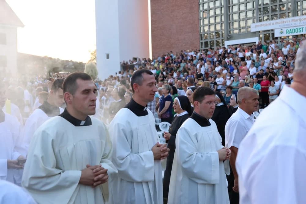 (VELIKA FOTOGALERIJA) Mnoštvo vjernika proslavilo Gospu od suza u Pleternici: „Suze Marijine su svete, a svaka prolivena suza je molitva i vapaj“