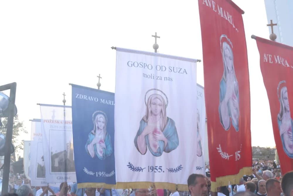 (VELIKA FOTOGALERIJA) Mnoštvo vjernika proslavilo Gospu od suza u Pleternici: „Suze Marijine su svete, a svaka prolivena suza je molitva i vapaj“
