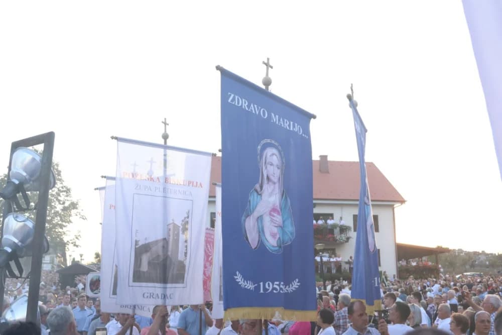 (VELIKA FOTOGALERIJA) Mnoštvo vjernika proslavilo Gospu od suza u Pleternici: „Suze Marijine su svete, a svaka prolivena suza je molitva i vapaj“