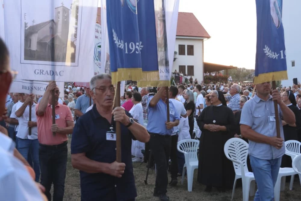 (VELIKA FOTOGALERIJA) Mnoštvo vjernika proslavilo Gospu od suza u Pleternici: „Suze Marijine su svete, a svaka prolivena suza je molitva i vapaj“