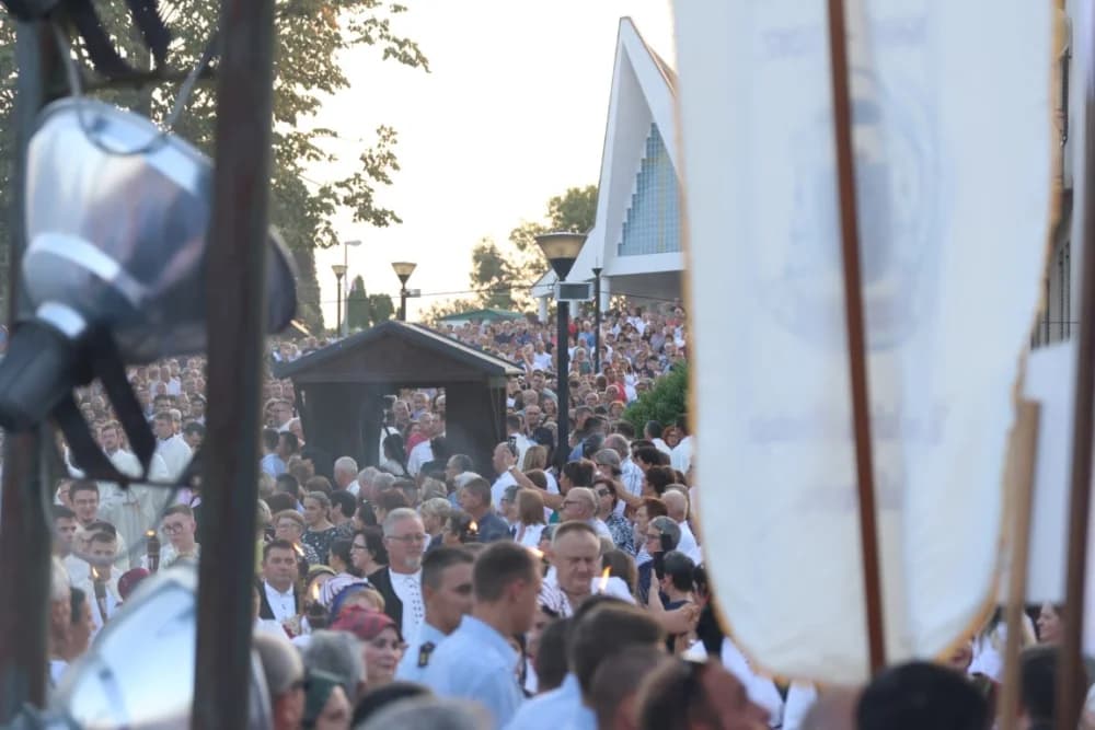 (VELIKA FOTOGALERIJA) Mnoštvo vjernika proslavilo Gospu od suza u Pleternici: „Suze Marijine su svete, a svaka prolivena suza je molitva i vapaj“