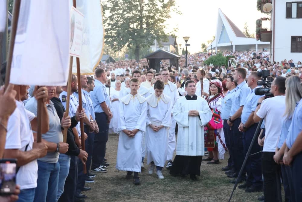 (VELIKA FOTOGALERIJA) Mnoštvo vjernika proslavilo Gospu od suza u Pleternici: „Suze Marijine su svete, a svaka prolivena suza je molitva i vapaj“