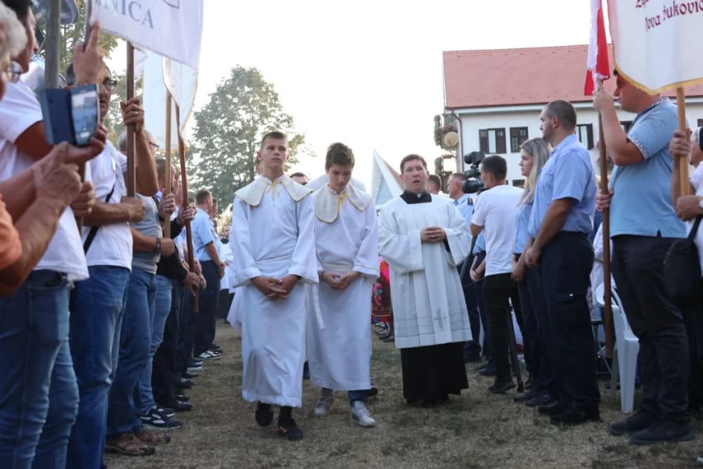 (VELIKA FOTOGALERIJA) Mnoštvo vjernika proslavilo Gospu od suza u Pleternici: „Suze Marijine su svete, a svaka prolivena suza je molitva i vapaj“
