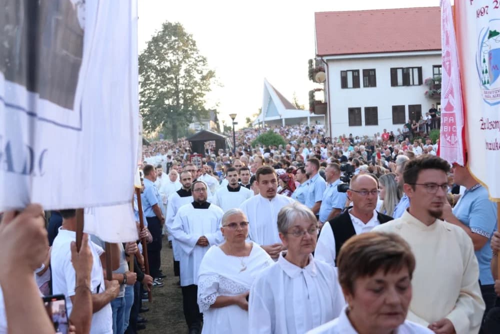 (VELIKA FOTOGALERIJA) Mnoštvo vjernika proslavilo Gospu od suza u Pleternici: „Suze Marijine su svete, a svaka prolivena suza je molitva i vapaj“