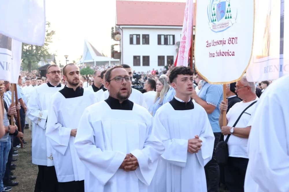 (VELIKA FOTOGALERIJA) Mnoštvo vjernika proslavilo Gospu od suza u Pleternici: „Suze Marijine su svete, a svaka prolivena suza je molitva i vapaj“