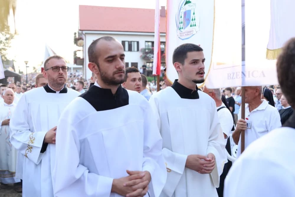(VELIKA FOTOGALERIJA) Mnoštvo vjernika proslavilo Gospu od suza u Pleternici: „Suze Marijine su svete, a svaka prolivena suza je molitva i vapaj“