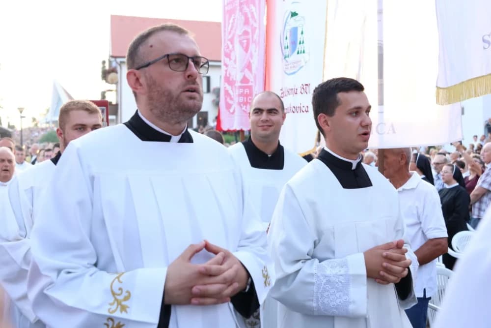 (VELIKA FOTOGALERIJA) Mnoštvo vjernika proslavilo Gospu od suza u Pleternici: „Suze Marijine su svete, a svaka prolivena suza je molitva i vapaj“