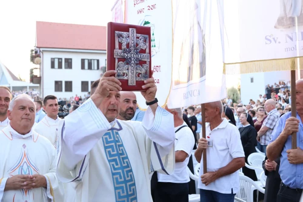 (VELIKA FOTOGALERIJA) Mnoštvo vjernika proslavilo Gospu od suza u Pleternici: „Suze Marijine su svete, a svaka prolivena suza je molitva i vapaj“