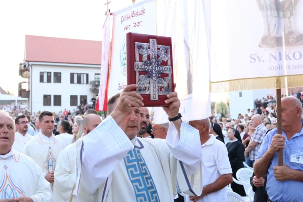 (VELIKA FOTOGALERIJA) Mnoštvo vjernika proslavilo Gospu od suza u Pleternici: „Suze Marijine su svete, a svaka prolivena suza je molitva i vapaj“