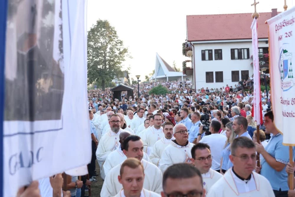 (VELIKA FOTOGALERIJA) Mnoštvo vjernika proslavilo Gospu od suza u Pleternici: „Suze Marijine su svete, a svaka prolivena suza je molitva i vapaj“