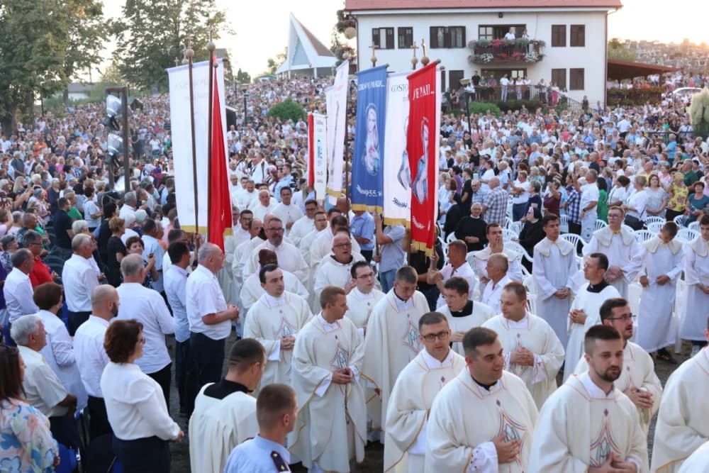 (VELIKA FOTOGALERIJA) Mnoštvo vjernika proslavilo Gospu od suza u Pleternici: „Suze Marijine su svete, a svaka prolivena suza je molitva i vapaj“