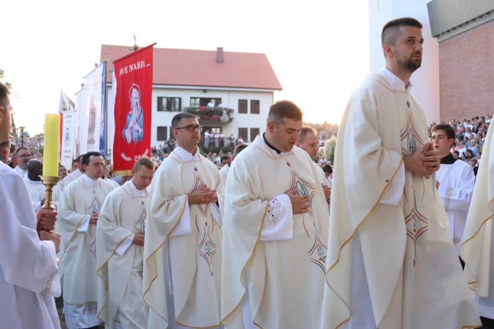 (VELIKA FOTOGALERIJA) Mnoštvo vjernika proslavilo Gospu od suza u Pleternici: „Suze Marijine su svete, a svaka prolivena suza je molitva i vapaj“
