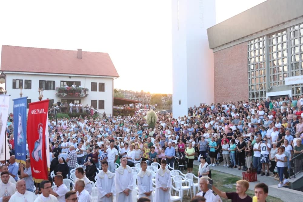 (VELIKA FOTOGALERIJA) Mnoštvo vjernika proslavilo Gospu od suza u Pleternici: „Suze Marijine su svete, a svaka prolivena suza je molitva i vapaj“
