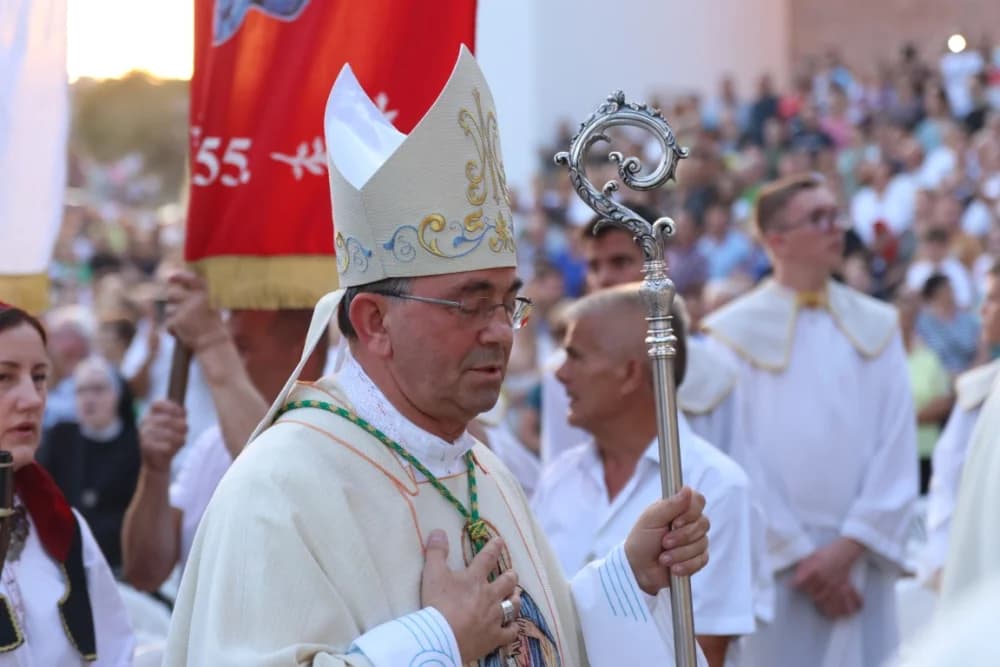 (VELIKA FOTOGALERIJA) Mnoštvo vjernika proslavilo Gospu od suza u Pleternici: „Suze Marijine su svete, a svaka prolivena suza je molitva i vapaj“