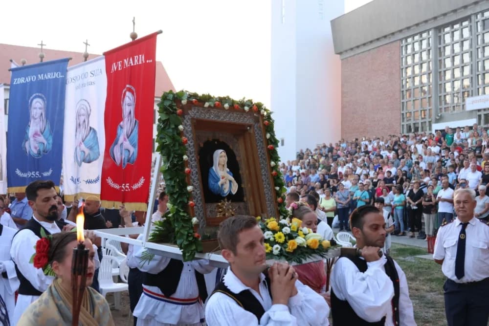(VELIKA FOTOGALERIJA) Mnoštvo vjernika proslavilo Gospu od suza u Pleternici: „Suze Marijine su svete, a svaka prolivena suza je molitva i vapaj“